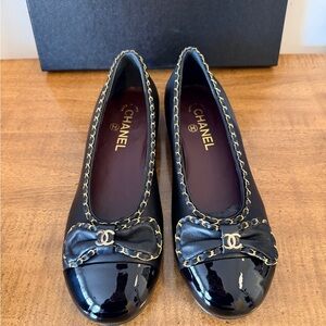 Authentic BNIB CHANEL Black Lambskin Ballet Flats with Gold Chain Bow size 37